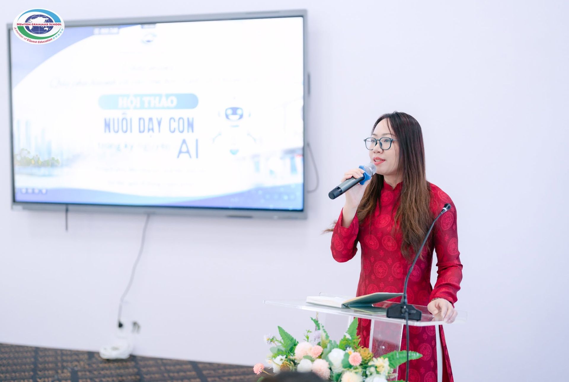 Bà Nguyễn Tuyết Nhung, Hiệu trưởng Trường Tiểu học - THCS Newton Westlake, phát biểu khai mạc hội thảo Bà Nguyễn Tuyết Nhung, Hiệu trưởng Trường Tiểu học - THCS Newton Westlake, phát biểu khai mạc hội thảo