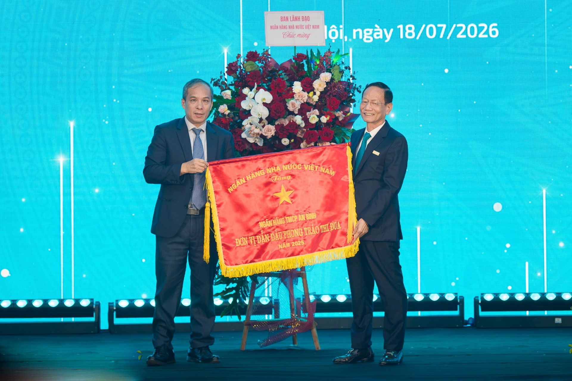 ABBank được NHNN trao Cờ thi đua, củng cố vị thế thương hiệu ngân hàng phát triển bền vững