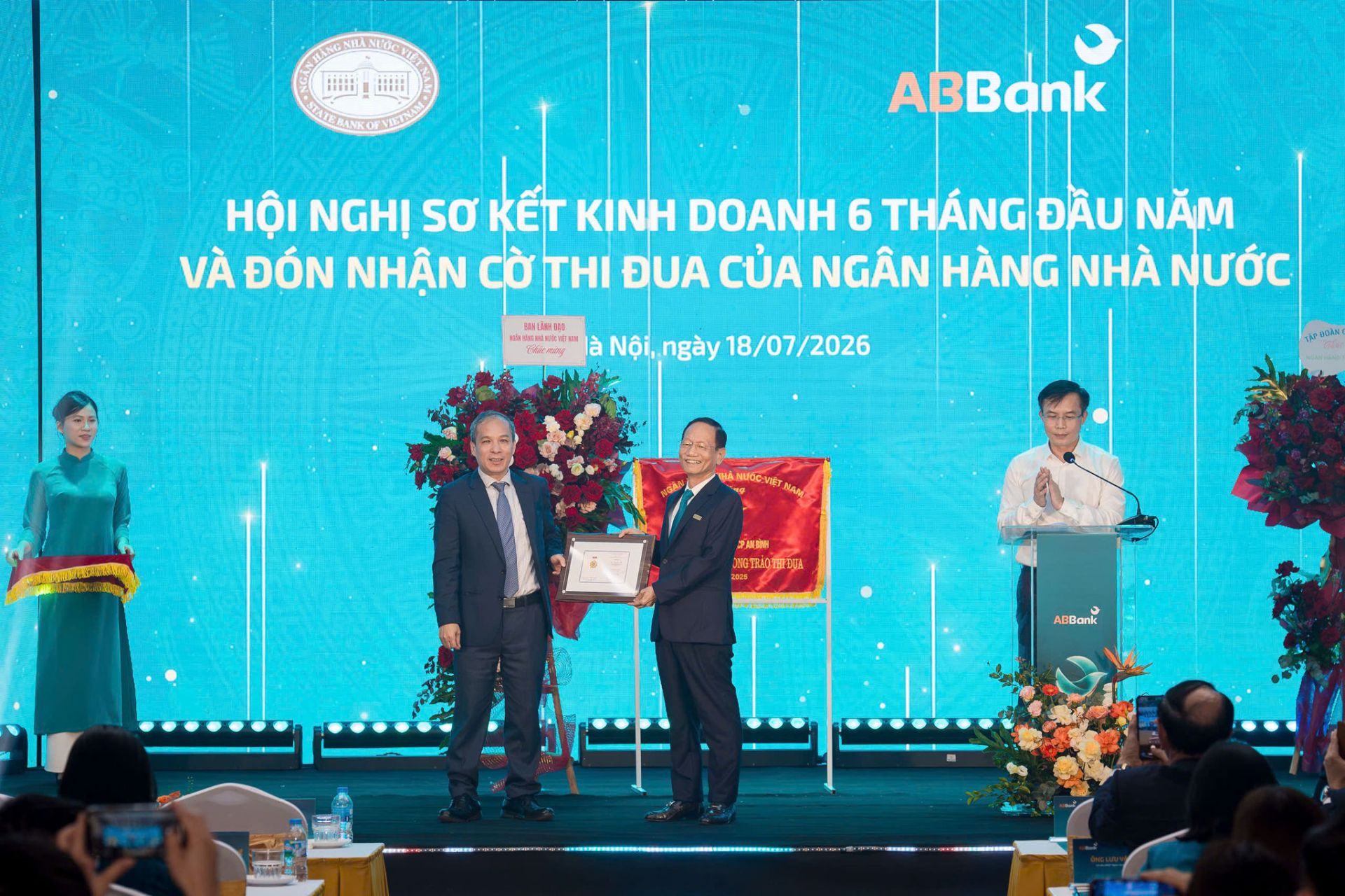 Ông Vũ Văn Tiền - Chủ tịch HĐQT ABBank nhận Kỷ niệm chương “Vì sự nghiệp Ngân hàng Việt Nam Ông Vũ Văn Tiền - Chủ tịch HĐQT ABBank nhận Kỷ niệm chương “Vì sự nghiệp Ngân hàng Việt Nam
