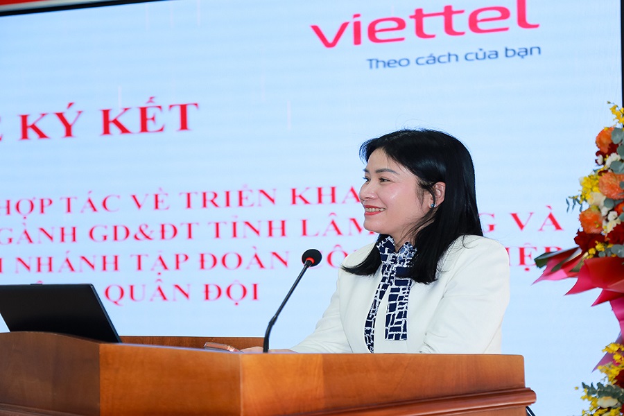 Bà Lê Thị Bích Liên, TUV, Giám đốc Sở Giáo dục và Đào tạo phát biểu chúc mừng Bà Lê Thị Bích Liên, TUV, Giám đốc Sở Giáo dục và Đào tạo phát biểu chúc mừng