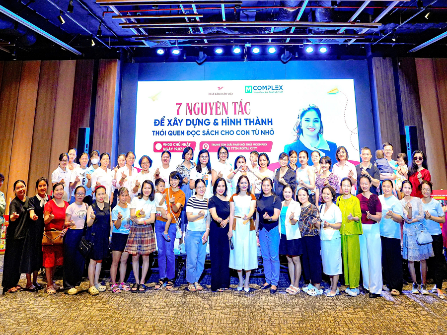 Ngay tại sự kiện, người sáng lập Nhà sách Tân Việt cũng giới thiệu tới phụ huynh những mô hình thư viện gia đình được thiết kế theo từng nhóm tuổi từ mầm non, tiểu học đến trung học Ngay tại sự kiện, người sáng lập Nhà sách Tân Việt cũng giới thiệu tới phụ huynh những mô hình thư viện gia đình được thiết kế theo từng nhóm tuổi từ mầm non, tiểu học đến trung học
