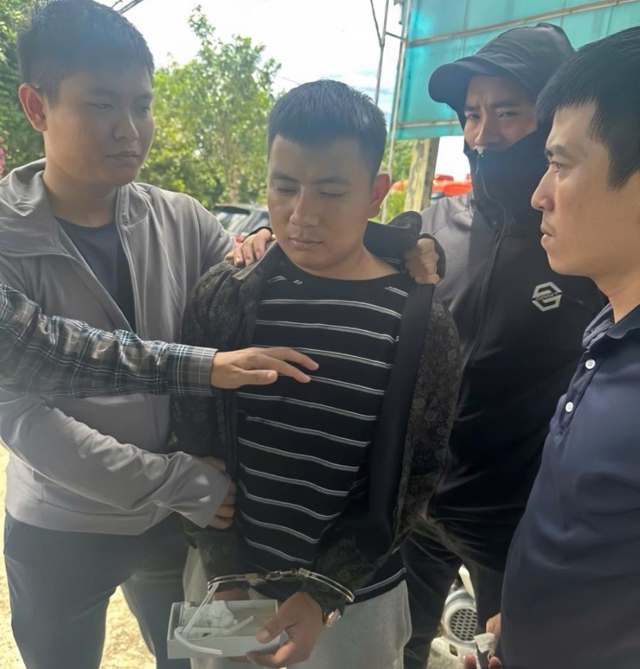 Lực lượng công an bắt quả tang đối tượng Nguyễn Văn Hoàng về hành vi mua bán trái phép chất ma túy Lực lượng công an bắt quả tang đối tượng Nguyễn Văn Hoàng về hành vi mua bán trái phép chất ma túy