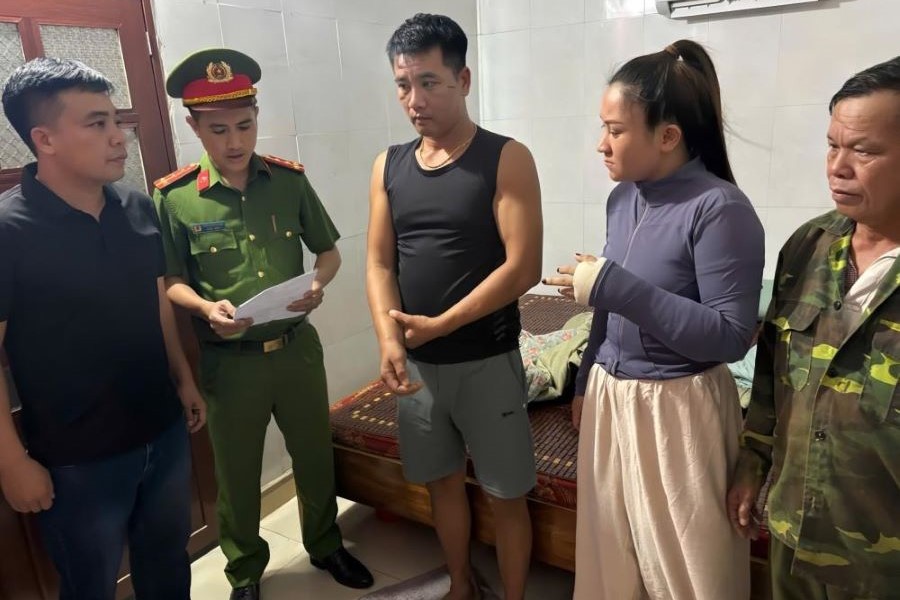 Thi hành Lệnh giữ người và khám xét khẩn cấp chỗ ở của đối tượng Hồ Ngọc Khánh Thi hành Lệnh giữ người và khám xét khẩn cấp chỗ ở của đối tượng Hồ Ngọc Khánh