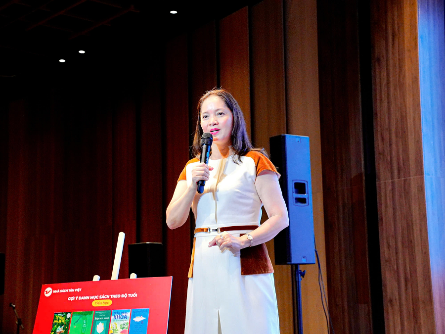 Bà Kim Thoa - CEO Nhà sách Tân Việt tại buổi Bà Kim Thoa - CEO Nhà sách Tân Việt tại buổi