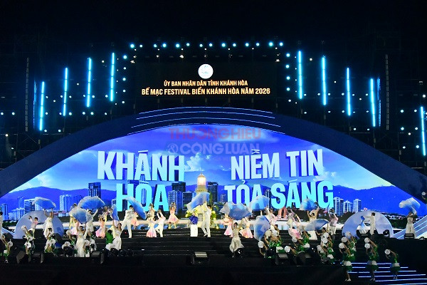 Chưng tr&igrave;nh nghệ thuật trong đ&ecirc;m bế mạc Festival Biển Kh&aacute;nh H&ograve;a 2026