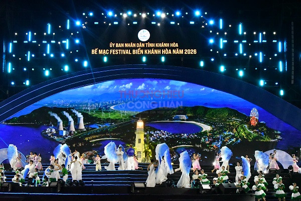 Chưng tr&igrave;nh nghệ thuật trong đ&ecirc;m bế mạc Festival Biển Kh&aacute;nh H&ograve;a 2026