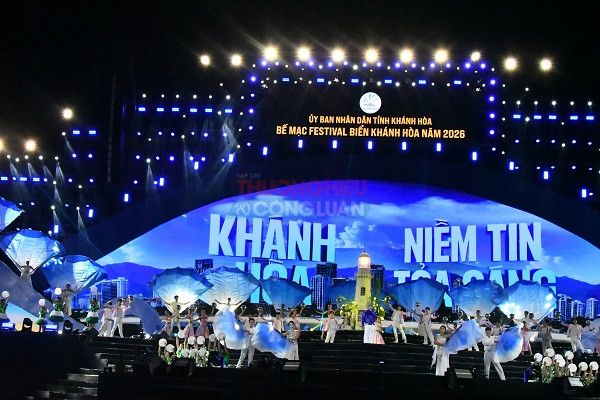 Chưng tr&igrave;nh nghệ thuật trong đ&ecirc;m bế mạc Festival Biển Kh&aacute;nh H&ograve;a 2026