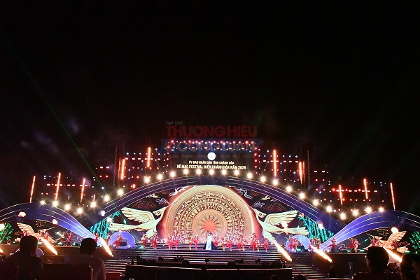 Chưng tr&igrave;nh nghệ thuật trong đ&ecirc;m bế mạc Festival Biển Kh&aacute;nh H&ograve;a 2026