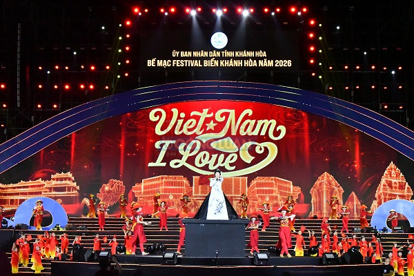 Chưng tr&igrave;nh nghệ thuật trong đ&ecirc;m bế mạc Festival Biển Kh&aacute;nh H&ograve;a 2026