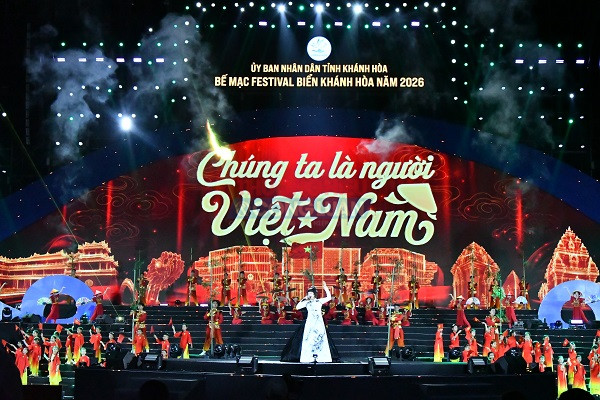 Chưng tr&igrave;nh nghệ thuật trong đ&ecirc;m bế mạc Festival Biển Kh&aacute;nh H&ograve;a 2026