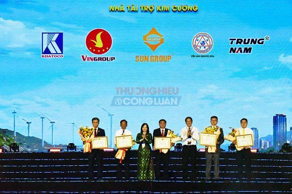 &Ocirc;ng Nguyễn Long Bi&ecirc;n- Ủy vi&ecirc;n Ban Thường vụ Tỉnh ủy, Ph&oacute; chủ tịch Thường trực UBND tỉnh, Trương Ban tổ chức v&agrave; B&agrave; Th&aacute;i Thị Lệ Hằng- Tỉnh ủy vi&ecirc;n, Gi&aacute;m đốc sở VHTTDL, Ph&oacute; ban Thường trực Ban tổ chức Festival Biển Kh&aacute;nh H&ograve;a 2026 tặng hoa v&agrave; Bằng khen của UBND tỉnh cho c&aacute;c Nha t&agrave;i trợ Kim Cương