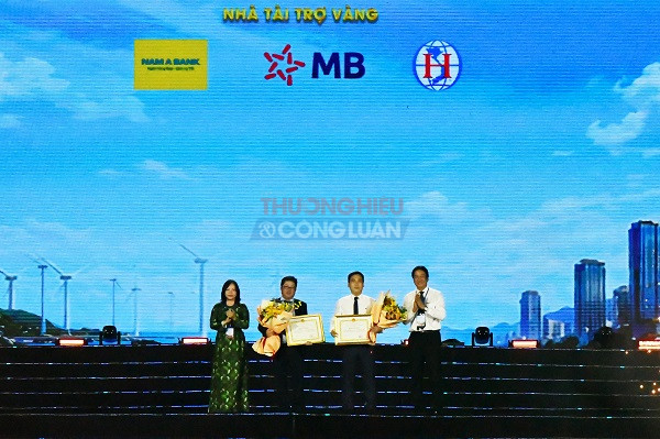 &Ocirc;ng Nguyễn Long Bi&ecirc;n- Ủy vi&ecirc;n Ban Thường vụ Tỉnh ủy, Ph&oacute; chủ tịch Thường trực UBND tỉnh, Trương Ban tổ chức v&agrave; B&agrave; Th&aacute;i Thị Lệ Hằng- Tỉnh ủy vi&ecirc;n, Gi&aacute;m đốc sở VHTTDL, Ph&oacute; ban Thường trực Ban tổ chức Festival Biển Kh&aacute;nh H&ograve;a 2026 tặng hoa v&agrave; Bằng khen của UBND tỉnh cho c&aacute;c Nha t&agrave;i trợ V&agrave;ng