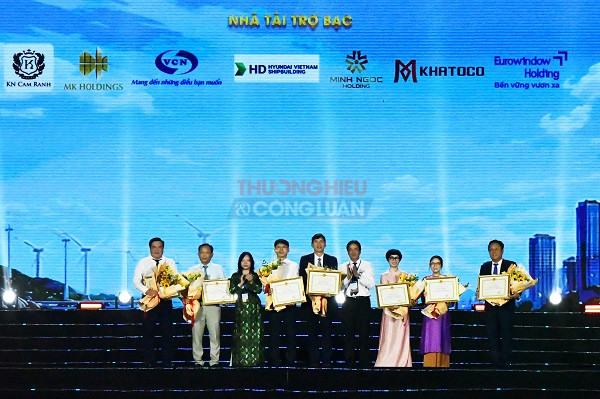&Ocirc;ng Nguyễn Long Bi&ecirc;n- Ủy vi&ecirc;n Ban Thường vụ Tỉnh ủy, Ph&oacute; chủ tịch Thường trực UBND tỉnh, Trương Ban tổ chức v&agrave; B&agrave; Th&aacute;i Thị Lệ Hằng- Tỉnh ủy vi&ecirc;n, Gi&aacute;m đốc sở VHTTDL, Ph&oacute; ban Thường trực Ban tổ chức Festival Biển Kh&aacute;nh H&ograve;a 2026 tặng hoa v&agrave; Bằng khen của UBND tỉnh cho c&aacute;c Nha t&agrave;i trợ Bạc