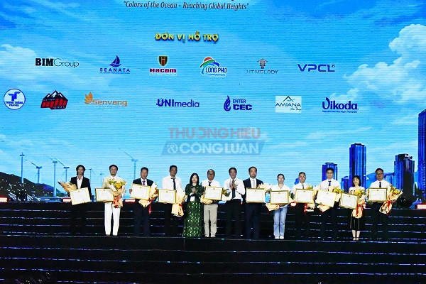 &Ocirc;ng Nguyễn Long Bi&ecirc;n- Ủy vi&ecirc;n Ban Thường vụ Tỉnh ủy, Ph&oacute; chủ tịch Thường trực UBND tỉnh, Trương Ban tổ chức v&agrave; B&agrave; Th&aacute;i Thị Lệ Hằng- Tỉnh ủy vi&ecirc;n, Gi&aacute;m đốc sở VHTTDL, Ph&oacute; ban Thường trực Ban tổ chức Festival Biển Kh&aacute;nh H&ograve;a 2026 tặng hoa v&agrave; Bằng khen của UBND tỉnh cho c&aacute;c Nha đồng t&agrave;i trợ