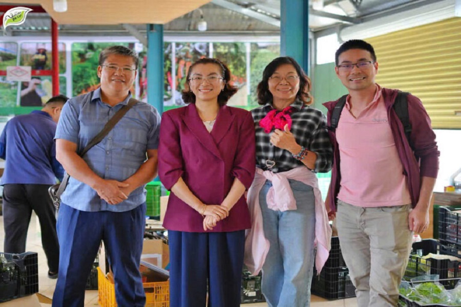 Các học viên được gặp gỡ và chia sẻ cách làm hay từ mô hình Hợp tác xã Dịch vụ nông nghiệp tổng hợp Vườn Nhà Đà Lạt. Các học viên được gặp gỡ và chia sẻ cách làm hay từ mô hình Hợp tác xã Dịch vụ nông nghiệp tổng hợp Vườn Nhà Đà Lạt.