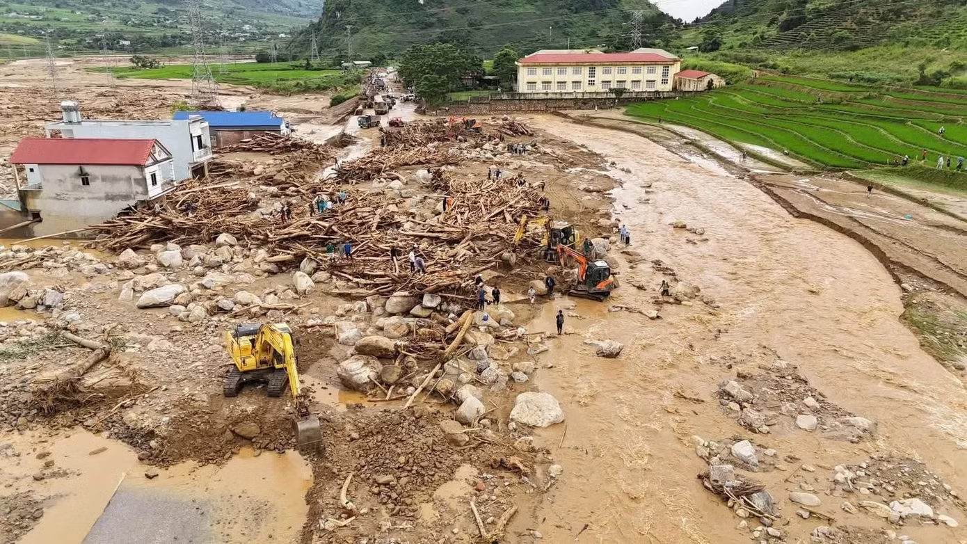 Xã Mường Than ngổn ngang sau lũ dữ. Xã Mường Than ngổn ngang sau lũ dữ.