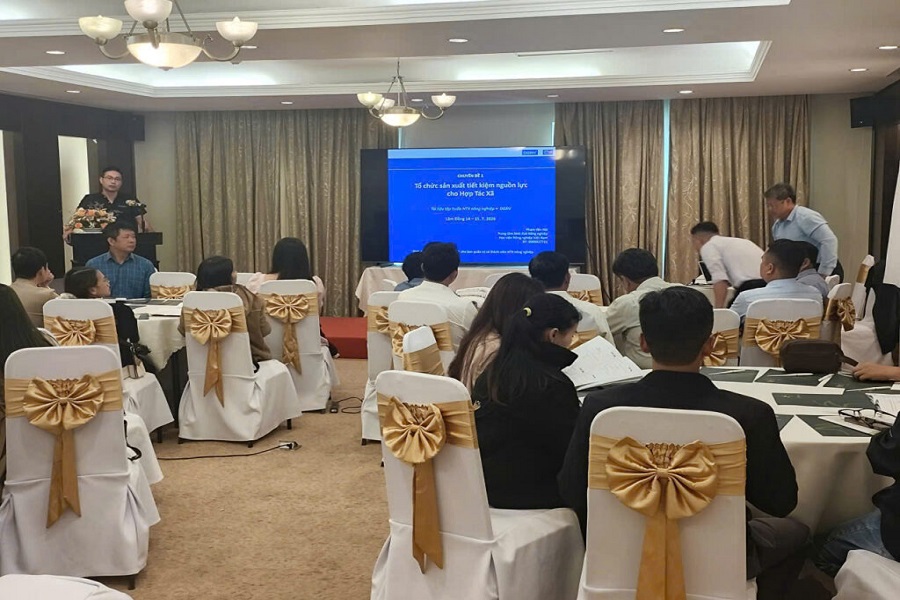 Ông Nguyễn Duy Tùng–cán bộ Dự án Liên đoàn HTX Raiffeisen Cộng hòa Liên bang Đức (DGRV) phát biểu tại lớp tập huấn. Ông Nguyễn Duy Tùng–cán bộ Dự án Liên đoàn HTX Raiffeisen Cộng hòa Liên bang Đức (DGRV) phát biểu tại lớp tập huấn.