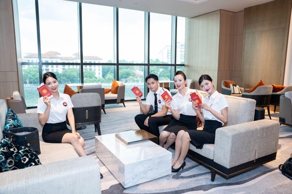 Ứng viên khoe tấm passport của chính mình trước vòng phỏng vấn Ứng viên khoe tấm passport của chính mình trước vòng phỏng vấn