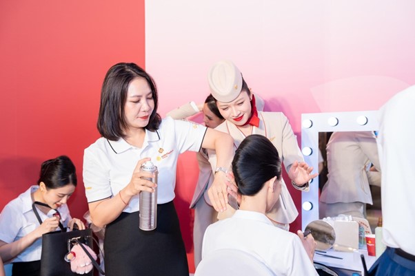 Ứng viên được trang điểm, làm tóc chuẩn phong cách của hãng SPA tại khu vực grooming Ứng viên được trang điểm, làm tóc chuẩn phong cách của hãng SPA tại khu vực grooming
