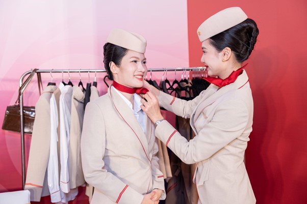 Ứng viên trải nghiệm mặc thử bộ đồng phục chính thức của hãng Ứng viên trải nghiệm mặc thử bộ đồng phục chính thức của hãng