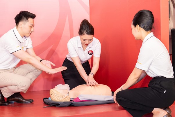 Chuyên gia hướng dẫn ứng viên thực hành kỹ năng sơ cứu và an toàn bay Chuyên gia hướng dẫn ứng viên thực hành kỹ năng sơ cứu và an toàn bay