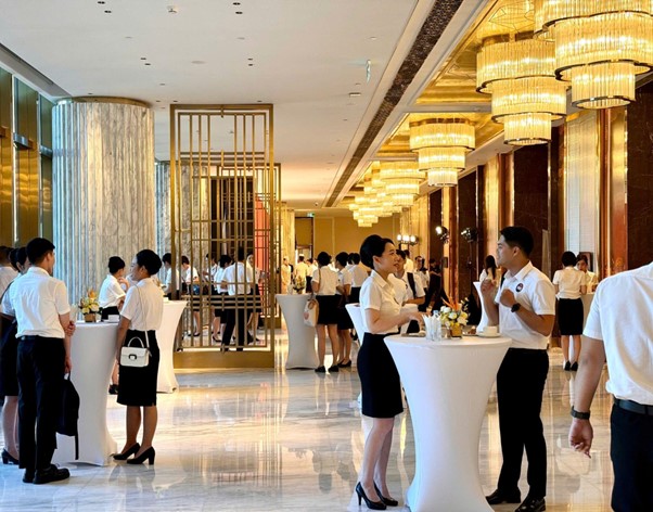 Ứng viên dùng tiệc trà (tea break) trong thời gian chờ đợi phỏng vấn Ứng viên dùng tiệc trà (tea break) trong thời gian chờ đợi phỏng vấn