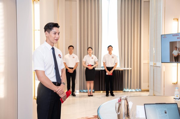 Mỗi nhóm 4 ứng viên qua vòng sơ loại sẽ tiếp tục vào vòng phỏng vấn hội đồng Mỗi nhóm 4 ứng viên qua vòng sơ loại sẽ tiếp tục vào vòng phỏng vấn hội đồng