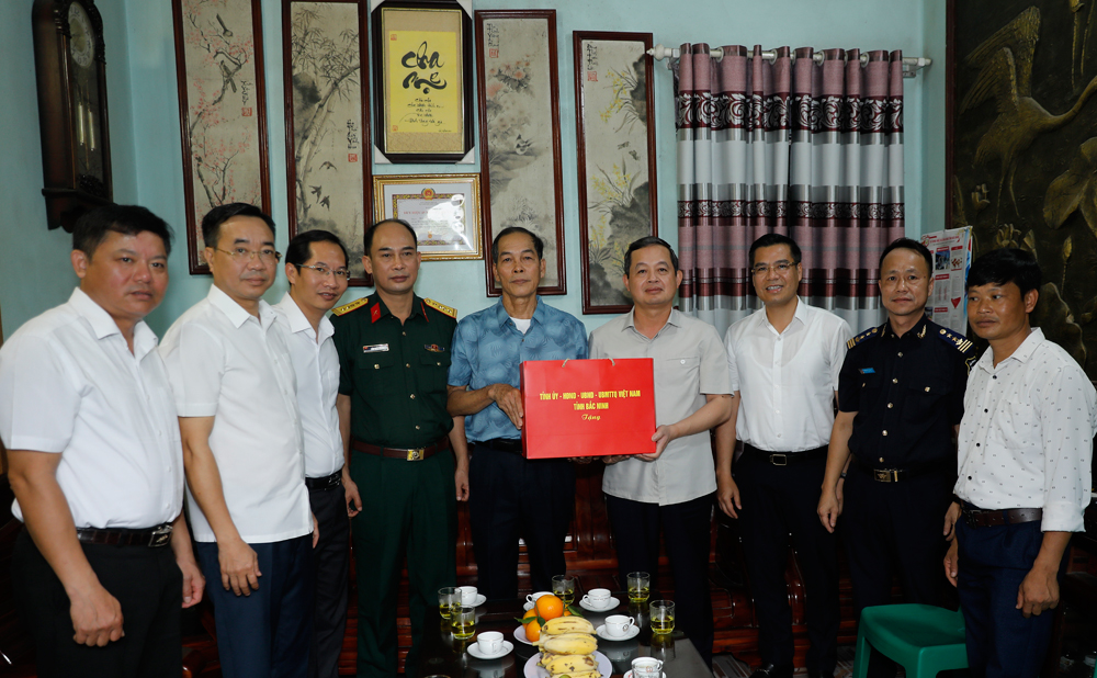 Chủ tịch UBND tỉnh Bắc Ninh Phạm Hoàng Sơn trao quà cho bệnh binh Nguyễn Đức Cam. Chủ tịch UBND tỉnh Bắc Ninh Phạm Hoàng Sơn trao quà cho bệnh binh Nguyễn Đức Cam.