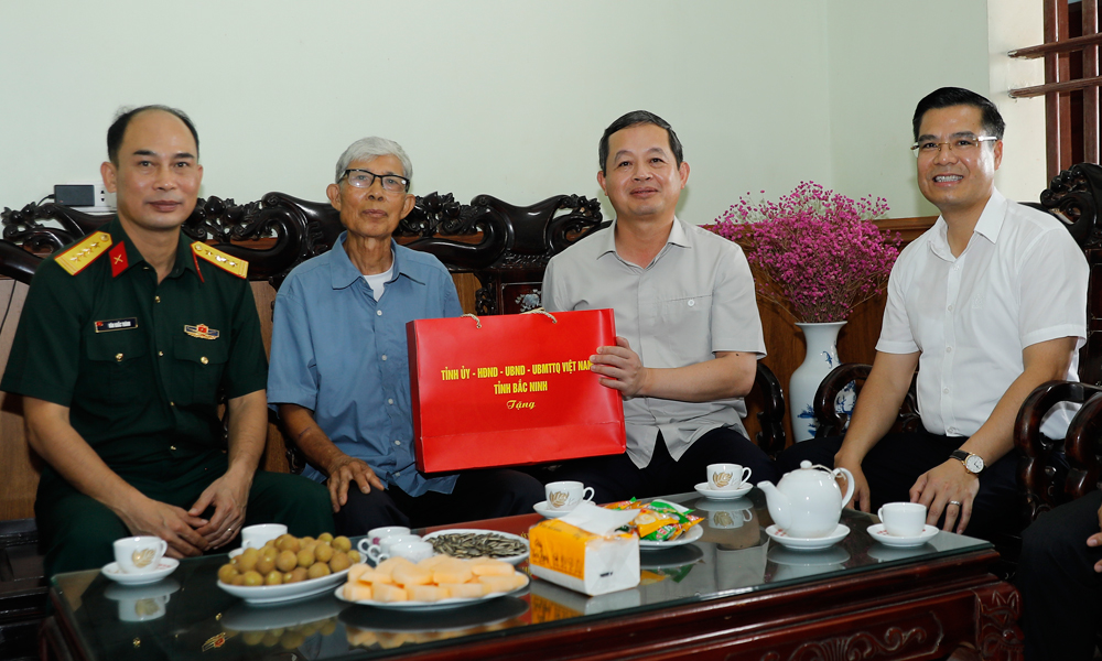 Chủ tịch UBND tỉnh Bắc Ninh thăm, tặng quà người có công tại phường Tân An