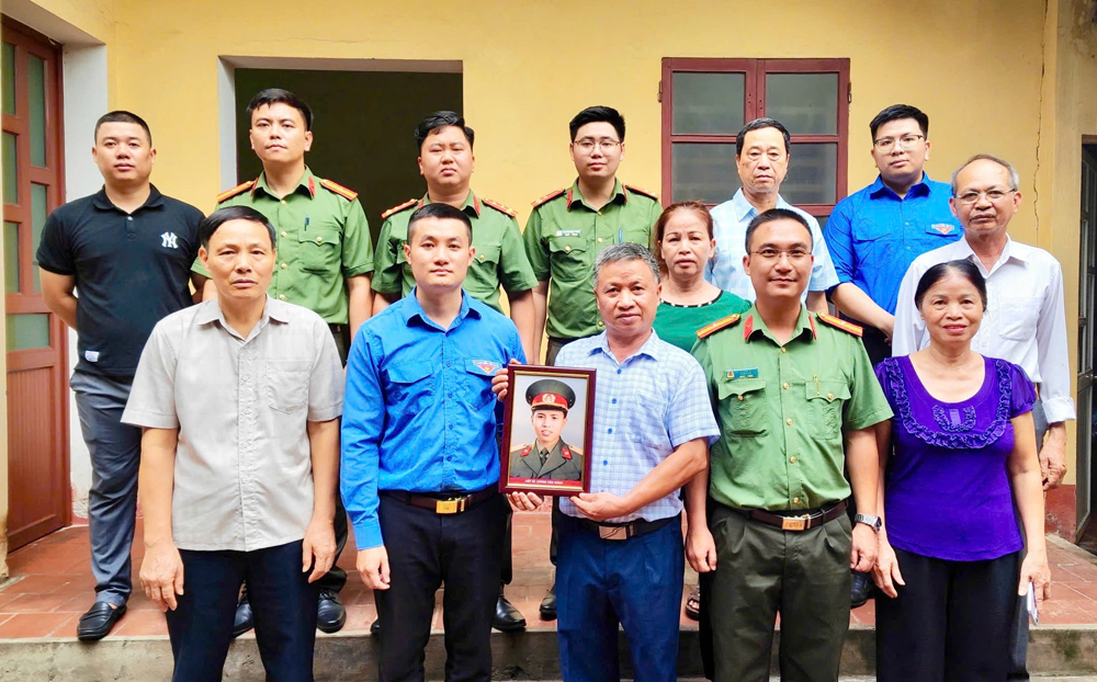 Đoàn viên, thanh niên các đơn vị trao di ảnh phục dựng cho thân nhân liệt sĩ Lương Văn Nông ở tổ dân phố Đa Mai (Bắc Ninh). Đoàn viên, thanh niên các đơn vị trao di ảnh phục dựng cho thân nhân liệt sĩ Lương Văn Nông ở tổ dân phố Đa Mai (Bắc Ninh).