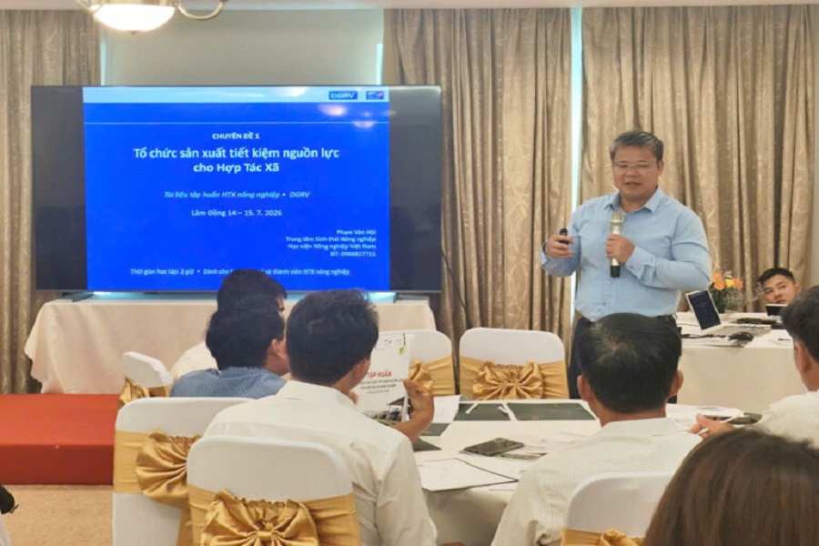 Ts Phạm Văn Hội – Học viện Nông nghiệp Việt Nam đang truyền đạt kiến thức cho các học viên. Ts Phạm Văn Hội – Học viện Nông nghiệp Việt Nam đang truyền đạt kiến thức cho các học viên.