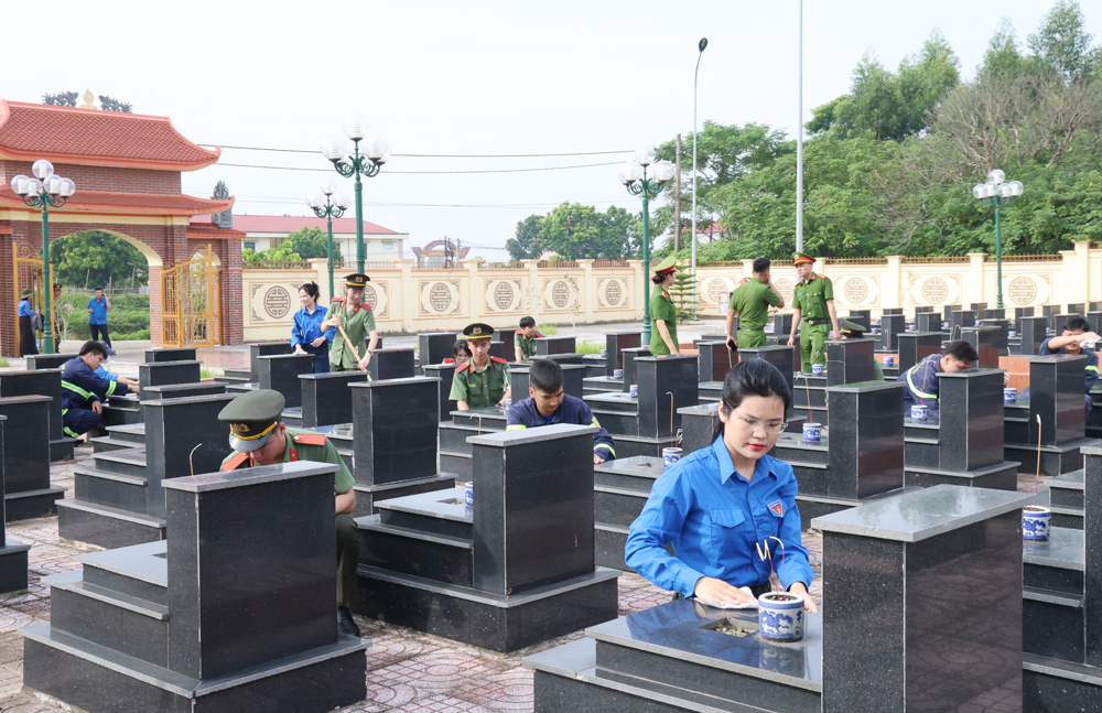 Đoàn viên, thanh niên các cơ quan chỉnh trang, làm đẹp khuôn viên nghĩa trang liệt sĩ Quế Nham. Đoàn viên, thanh niên các cơ quan chỉnh trang, làm đẹp khuôn viên nghĩa trang liệt sĩ Quế Nham.