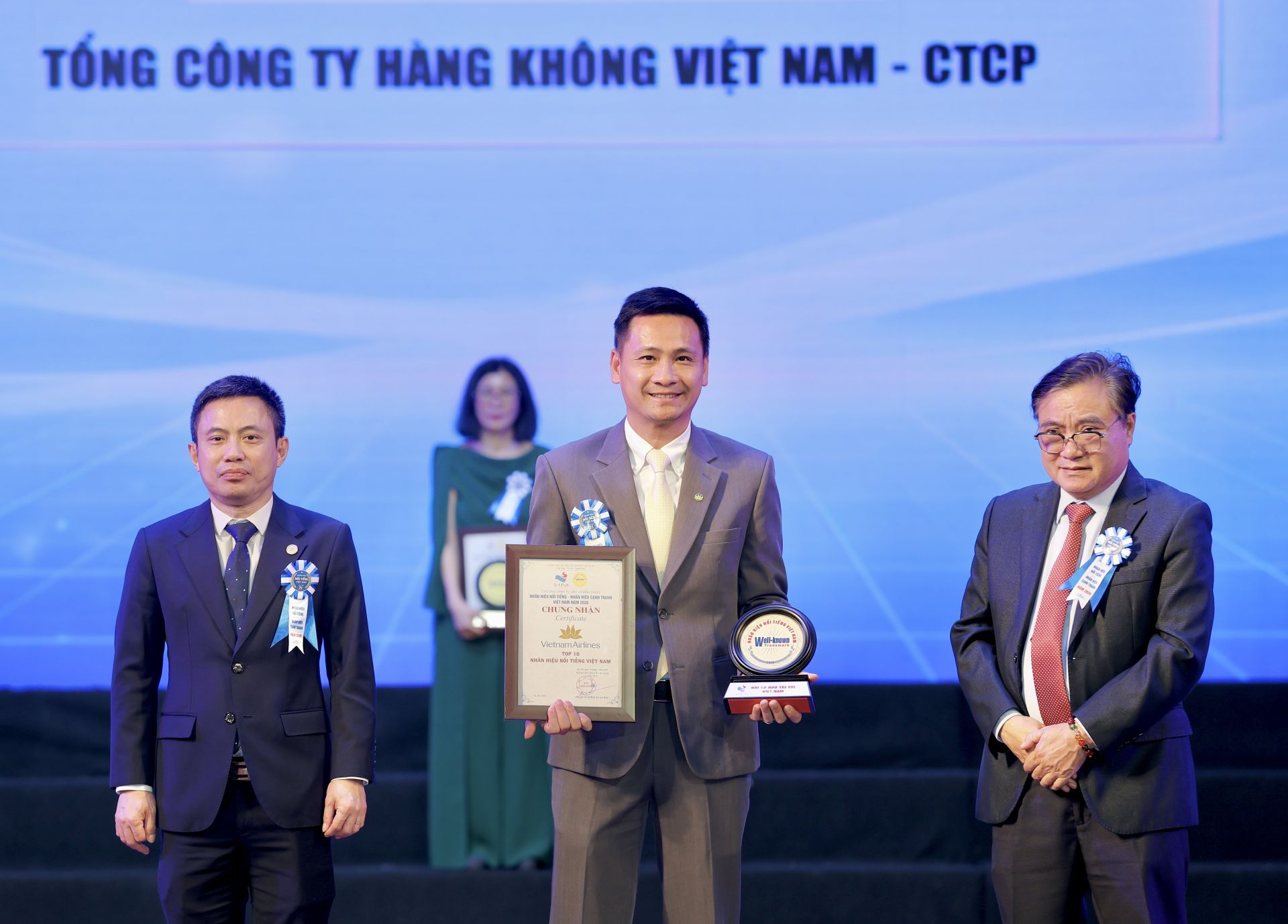 Vietnam Airlines 11 năm liên tiếp vào Top 10 Nhãn hiệu nổi tiếng Việt Nam
