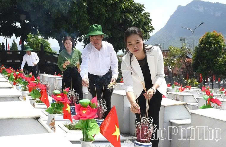 Đoàn đại biểu tỉnh Phú Thọ dâng hương tri ân các Anh hùng liệt sĩ tại Vị Xuyên