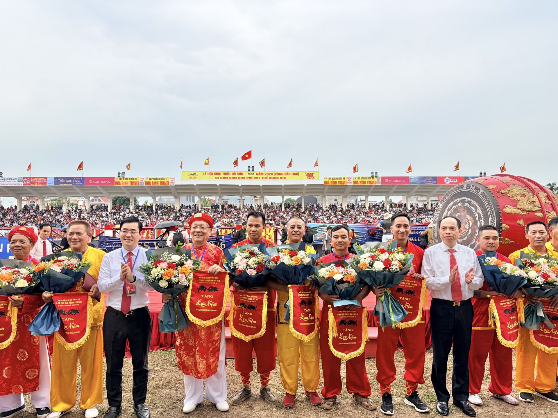 Ban tổ chức Lễ hội tặng hoa, cờ lưu niệm cho các ông chủ trâu có trâu tham gia Vòng đấu loại. (Ảnh: anhp.vn) Ban tổ chức Lễ hội tặng hoa, cờ lưu niệm cho các ông chủ trâu có trâu tham gia Vòng đấu loại. (Ảnh: anhp.vn)