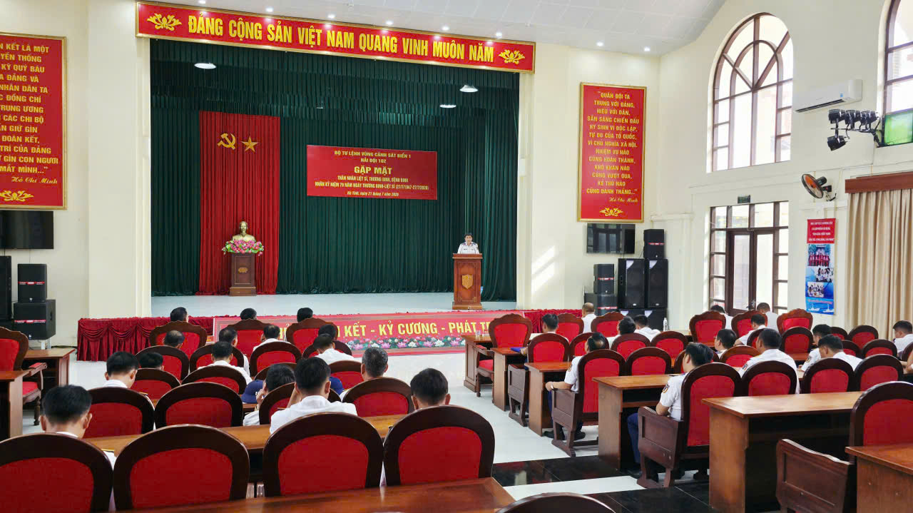 Toàn cảnh chương trình gặp mặt, tặng quà thân nhân gia đình chính sách. Toàn cảnh chương trình gặp mặt, tặng quà thân nhân gia đình chính sách.