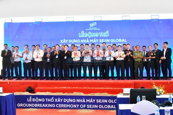 C&aacute;c vị l&atilde;nh đạo chụp ảnh lưu niệm với đại biểu đến dự