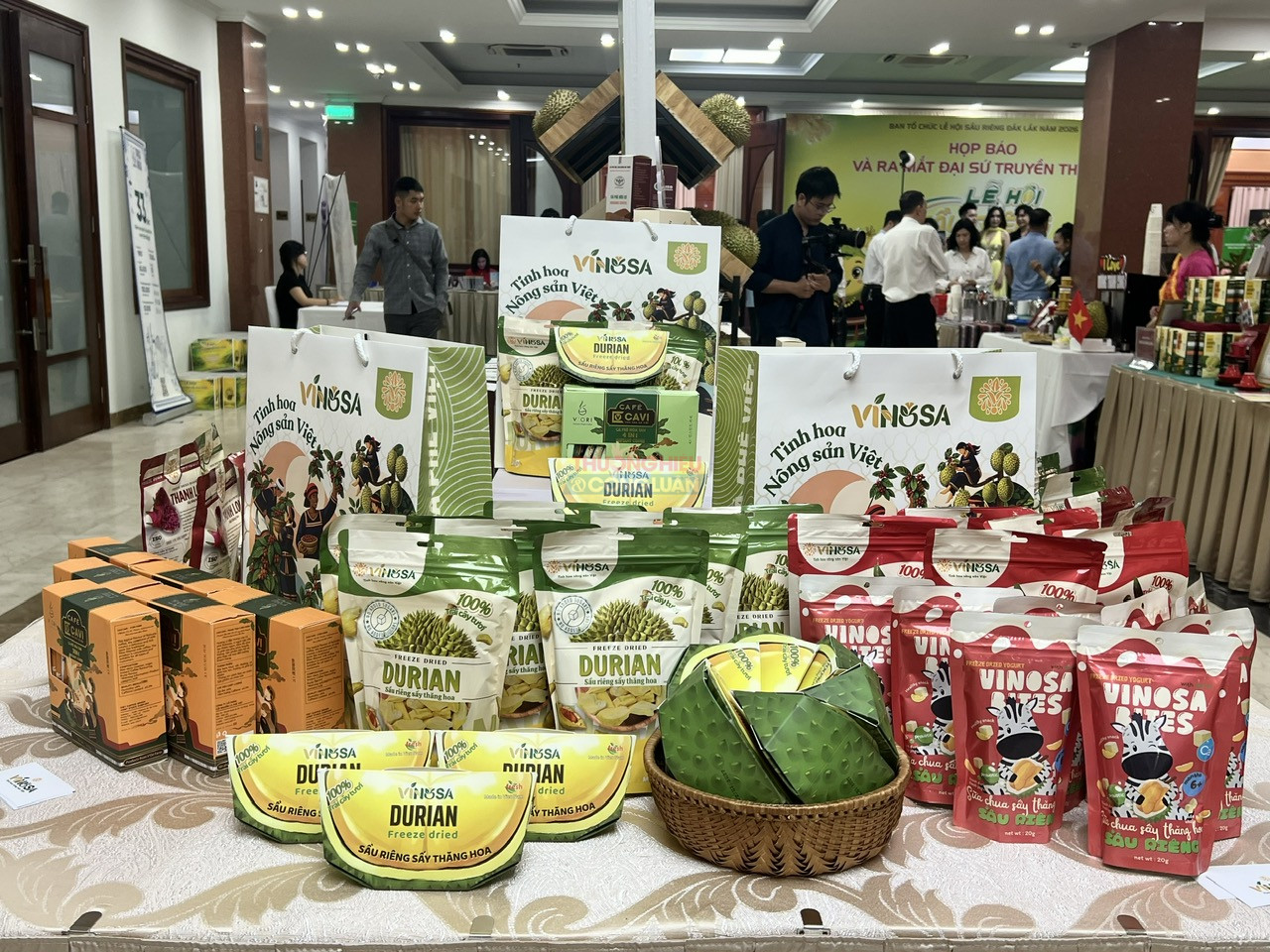 Một số sản phẩm chế biến từ trái sầu riêng được trưng bày tại Lễ hội Một số sản phẩm chế biến từ trái sầu riêng được trưng bày tại Lễ hội