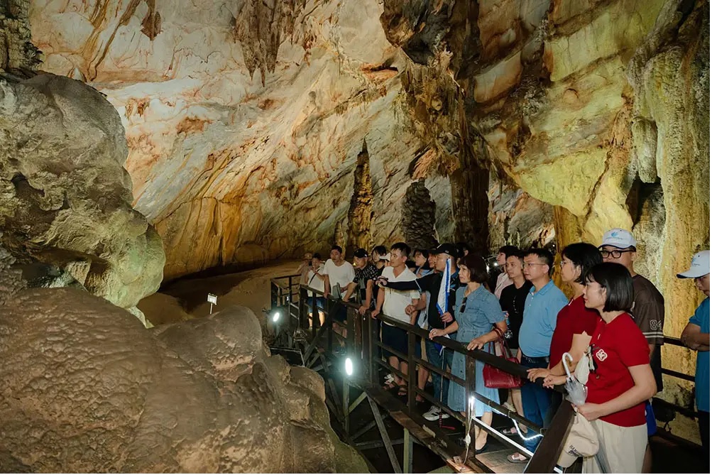 Người lao động tham quan hang động tại Quảng Bình Người lao động tham quan hang động tại Quảng Bình