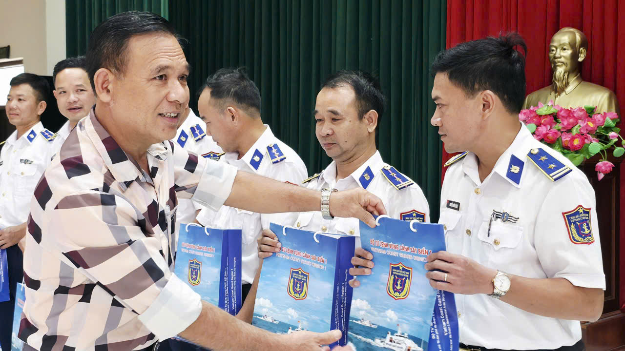Ông Dương Văn Nguyên - Đại diện Công ty TNHH Ứng dụng Khoa học Công nghệ Quốc tế trao quà cho cán bộ, chiến sĩ. Ông Dương Văn Nguyên - Đại diện Công ty TNHH Ứng dụng Khoa học Công nghệ Quốc tế trao quà cho cán bộ, chiến sĩ.