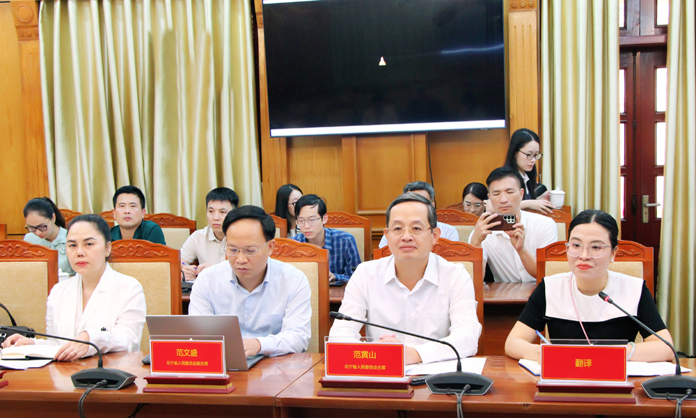 Các đồng chí: Phạm Hoàng Sơn, Phạm Văn Thịnh tại buổi làm việc với doanh nghiệp. Các đồng chí: Phạm Hoàng Sơn, Phạm Văn Thịnh tại buổi làm việc với doanh nghiệp.