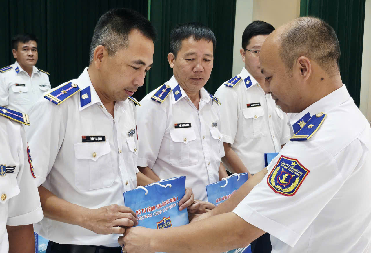 Đại diện Đảng ủy, Chỉ huy Hải đội 102 trao quà cho cán bộ, chiến sĩ. Đại diện Đảng ủy, Chỉ huy Hải đội 102 trao quà cho cán bộ, chiến sĩ.