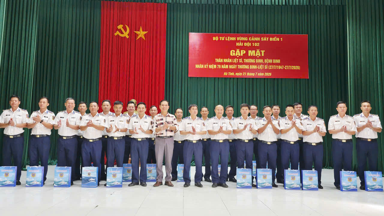Hải đội 102 gặp mặt, tặng quà thân nhân gia đình liệt sĩ, thương binh, bệnh binh