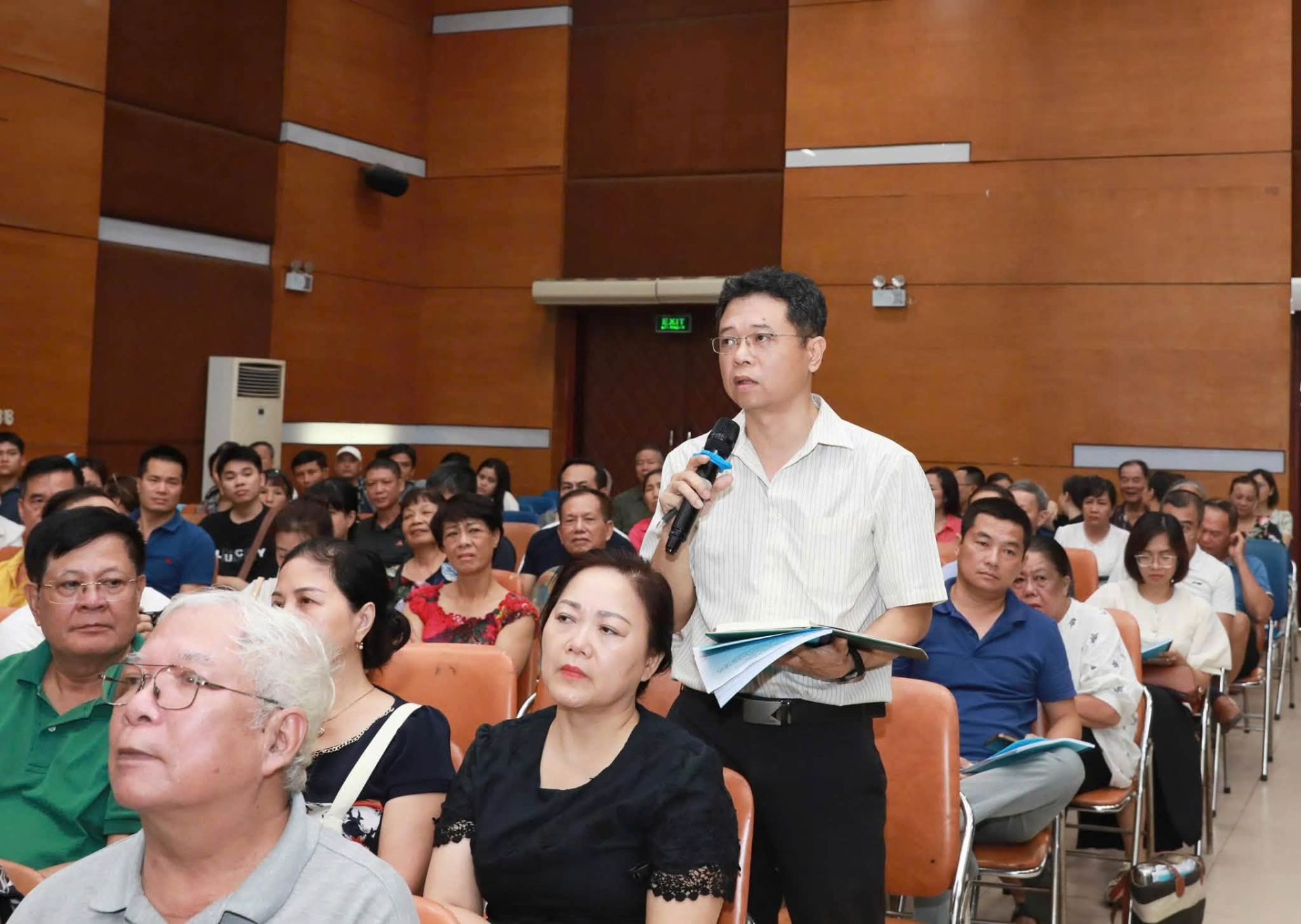 Người dân phát biểu ý kiến, kiến nghị về cơ chế bồi thường, hỗ trợ và phương án tái định cư tại hội nghị công khai chính sách giải phóng mặt bằng Dự án mở rộng Quốc lộ 1A. Người dân phát biểu ý kiến, kiến nghị về cơ chế bồi thường, hỗ trợ và phương án tái định cư tại hội nghị công khai chính sách giải phóng mặt bằng Dự án mở rộng Quốc lộ 1A.