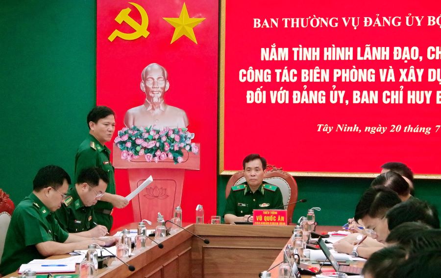 Đại t&aacute; Dương Văn Dược, B&iacute; thư Đảng ủy, Ch&iacute;nh ủy Ban Chỉ huy Bộ đội Bi&ecirc;n ph&ograve;ng tỉnh T&acirc;y Ninh b&aacute;o c&aacute;o với đo&agrave;n c&ocirc;ng t&aacute;c tại buổi l&agrave;m việc nắm t&igrave;nh h&igrave;nh của đo&agrave;n