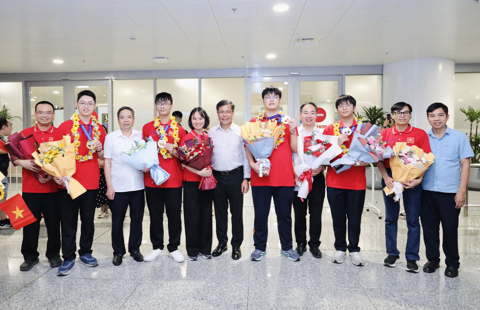 Bộ GDĐT đón đội tuyển giành 4 Huy chương Vàng Olympic Hóa học quốc tế 2026 về nước