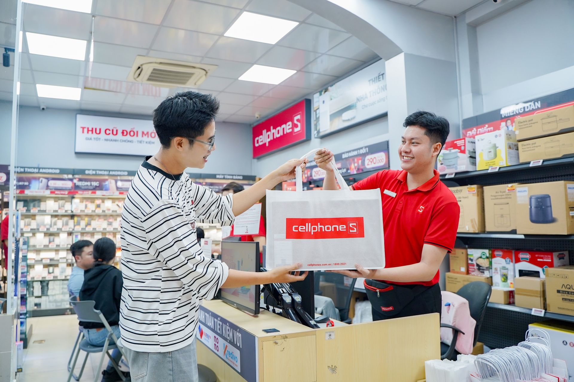 Khách hàng tin chọn các sản phẩm công nghệ chính hãng tại hệ thống CellphoneS Khách hàng tin chọn các sản phẩm công nghệ chính hãng tại hệ thống CellphoneS