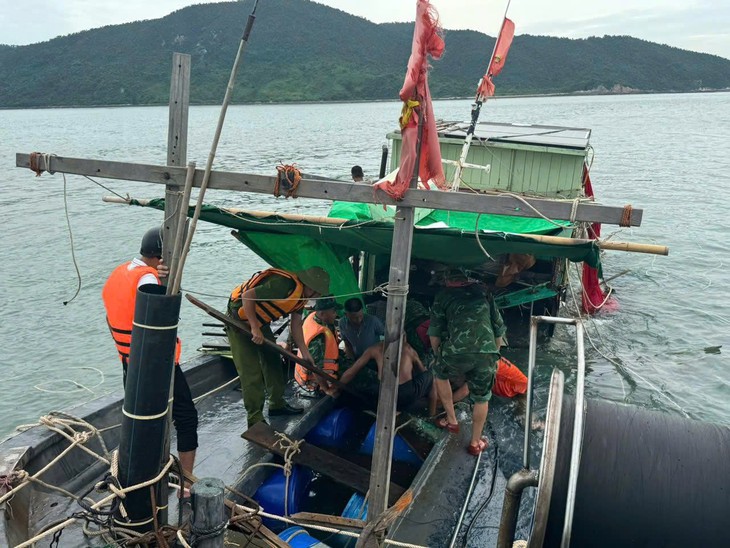 Quảng Ninh: Cứu kịp thời 3 ngư dân gặp nạn trên biển