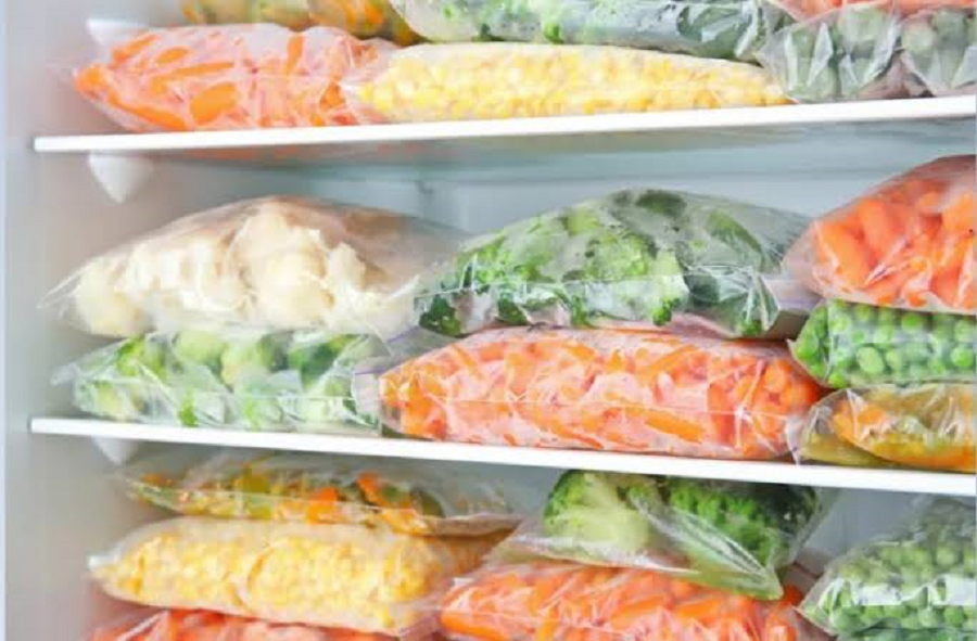 Rau quả đ&ocirc;ng lạnh v&agrave; đ&oacute;ng hộp nh&igrave;n chung vẫn giữ được phần lớn gi&aacute; trị dinh dưỡng so với thực phẩm tươi.