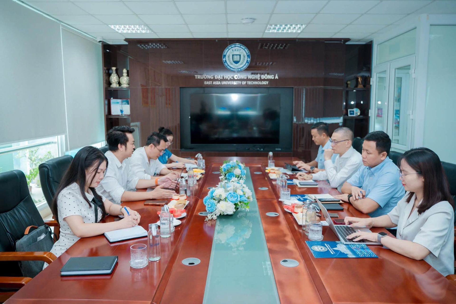 Quang cảnh buổi làm việc Quang cảnh buổi làm việc
